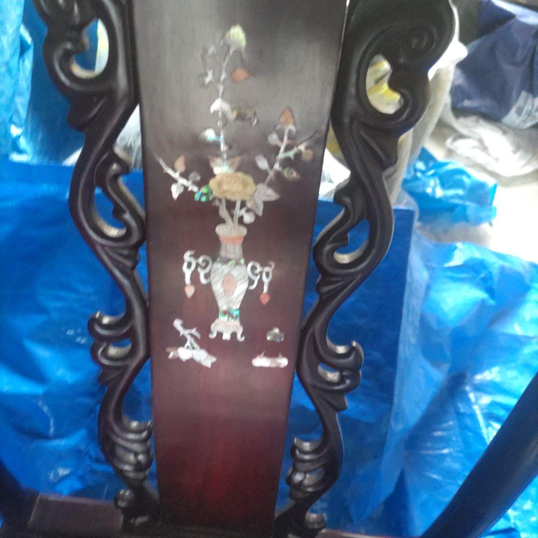 中国明式家具、テーブルと椅子2脚セット。手工螺鈿細工付。テーブル面に割れあり。