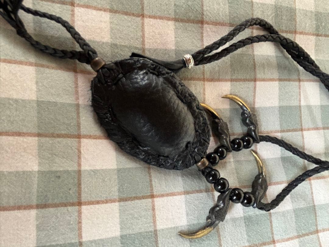 14th系 ネックレス 黒い羽根と天然石 牙