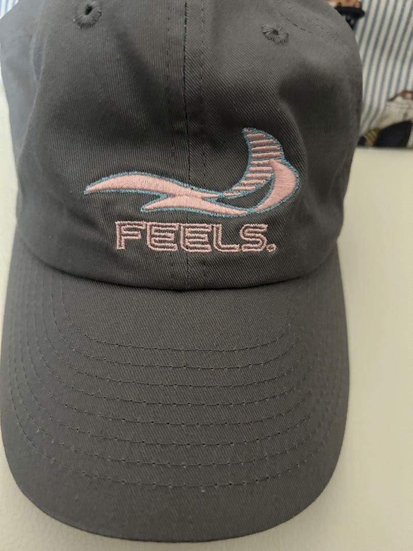上杉柊平着用】 FEELS. LOGO CAP LIGHT BLUE FEELS. LOGO CAP GRAY