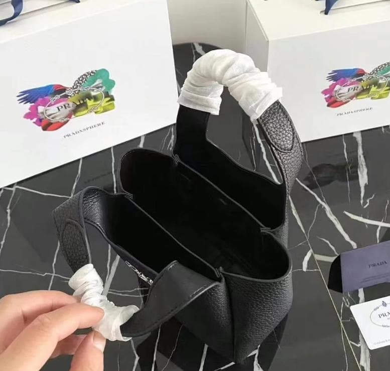 PRADA ブラックレザー ショルダーバッグ