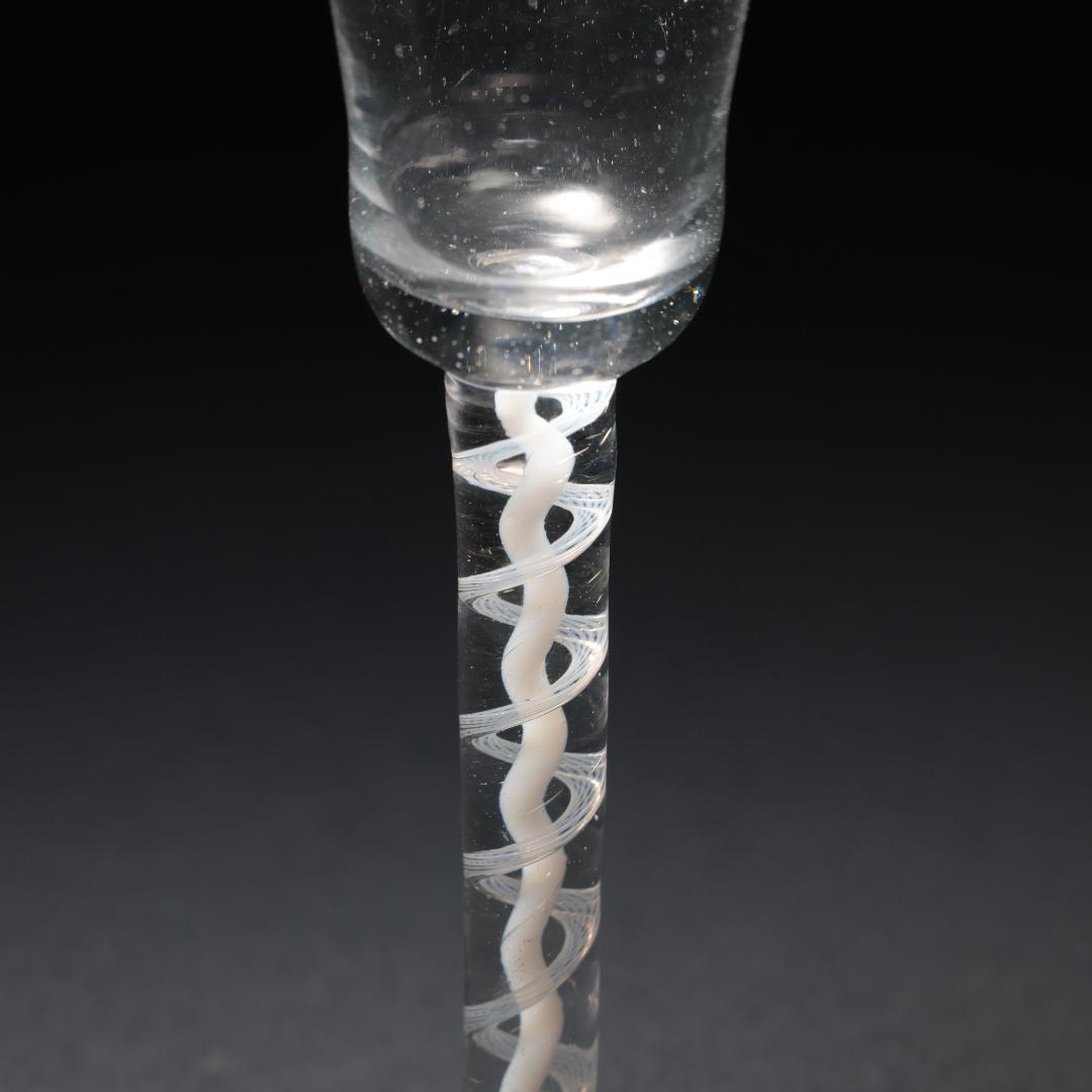 アンティークグラス オペーク（乳白色）ツイストステム ゴブレット