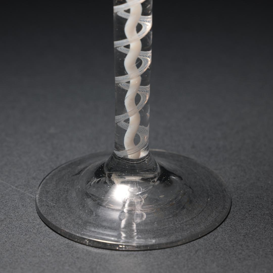 アンティークグラス オペーク（乳白色）ツイストステム ゴブレット