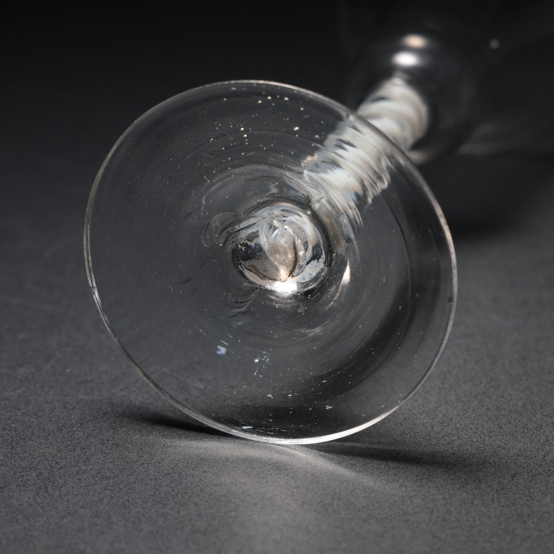 アンティークグラス オペーク（乳白色）ツイストステム ゴブレット