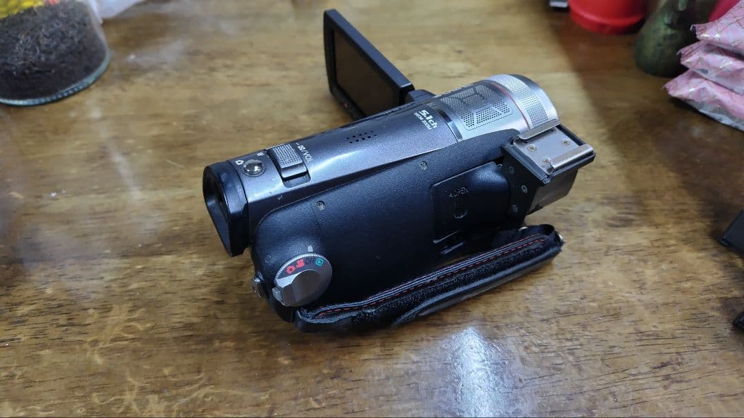 Panasonic hdc-tm350 ビデオカメラ 可動式液晶