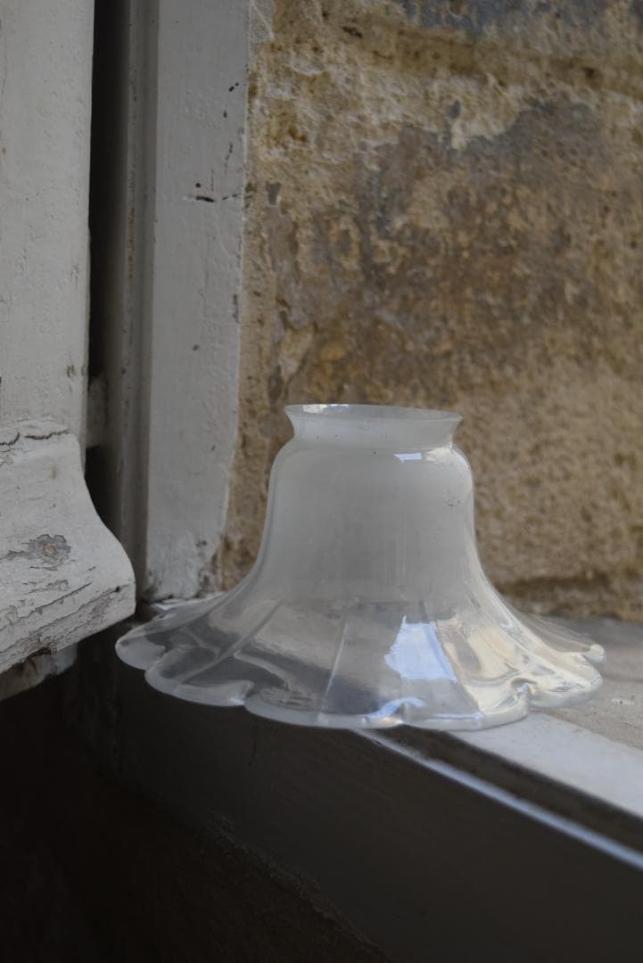 美品　フランスアンティーク　花フォルム　オパリン　ガラスシェード