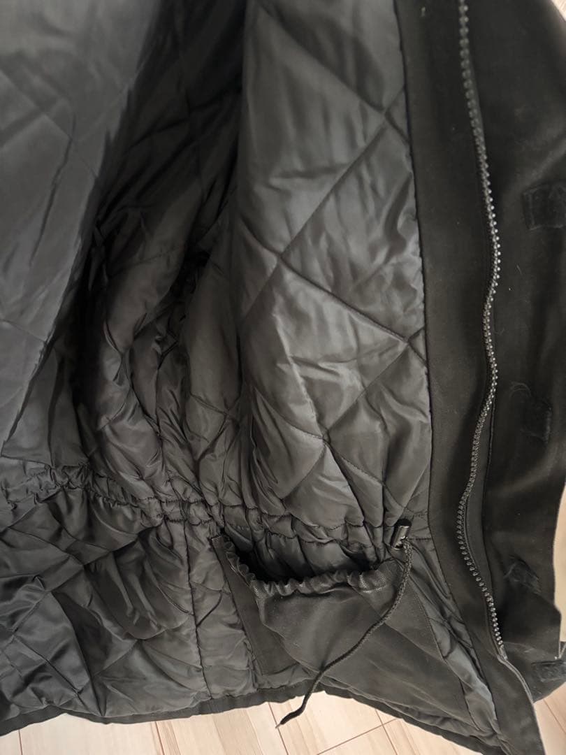 黒のフード付きジャケット Carhartt