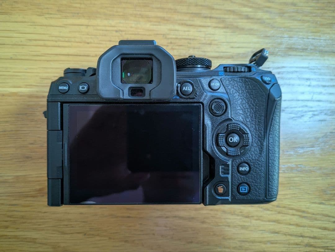 シャッター数5774回】OM SYSTEM OM-1 UHS-IIカード付き - メルカリ