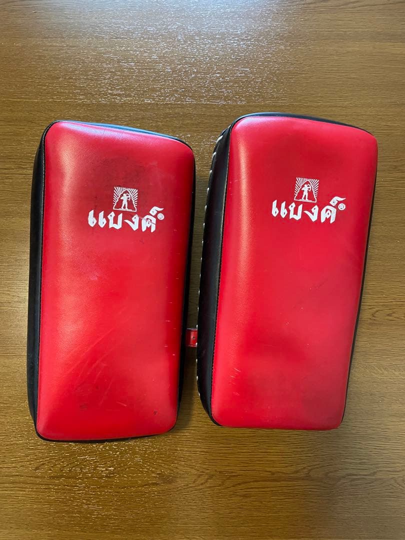 Fairtex キックミット 赤と黒 Fairtex キックミット 白黒赤 Amazon