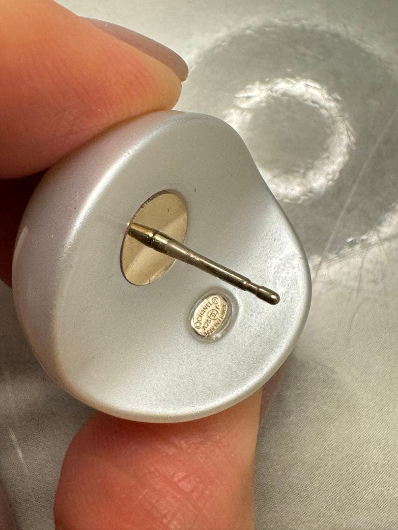 CHANEL パール調ボタン型ピアス レア商品値下げ不可 - メルカリ