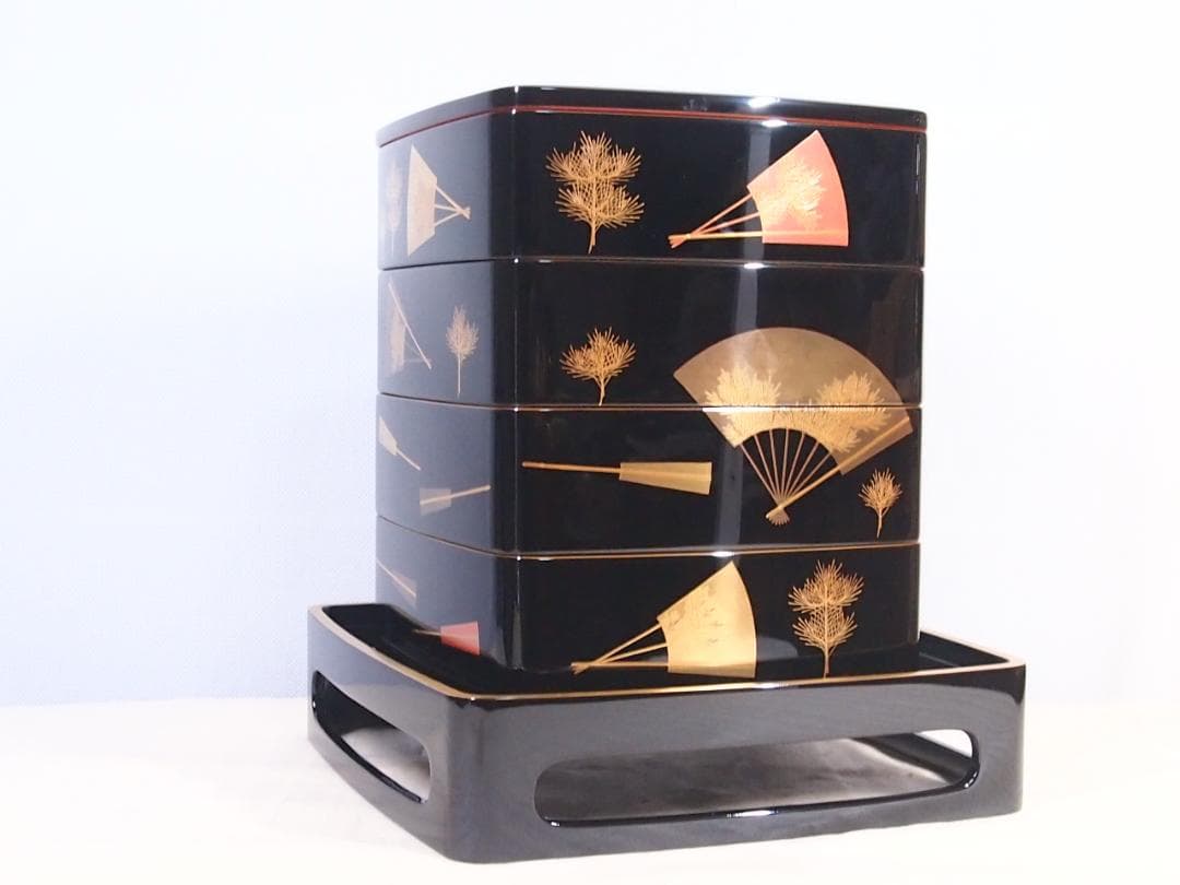【美品】輪島塗 わじま慶塚 扇面に松蒔絵 四段重箱 台付き＆屠蘇器 お重/酒器