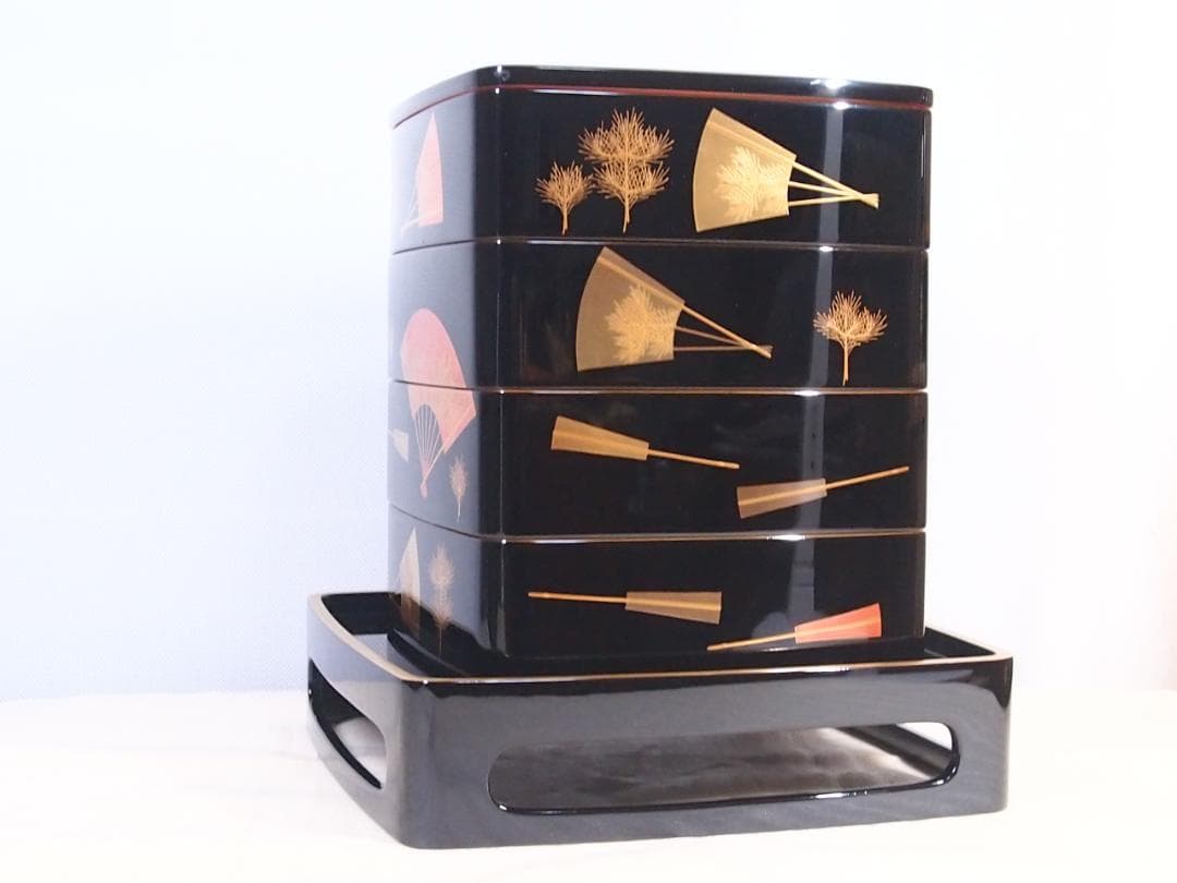 【美品】輪島塗 わじま慶塚 扇面に松蒔絵 四段重箱 台付き＆屠蘇器 お重/酒器