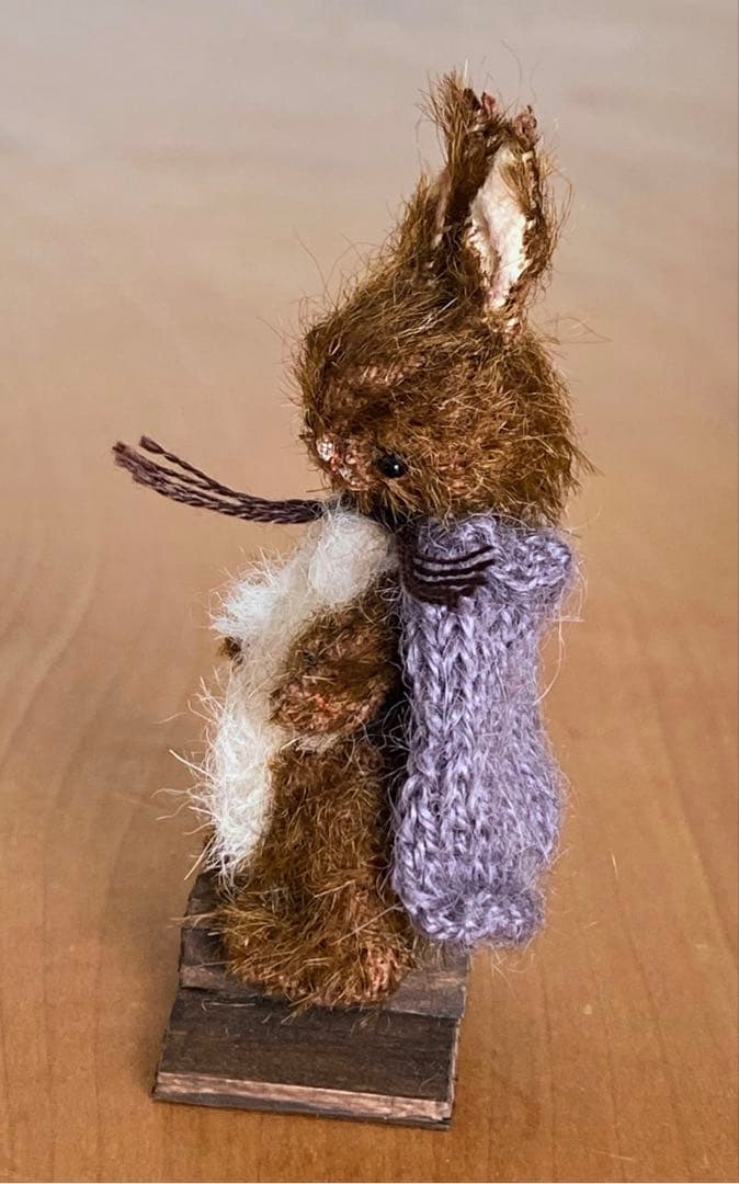 moriのえほん様 りんごを持った紫マントの茶色うさぎ ミニチュアぬいぐるみ