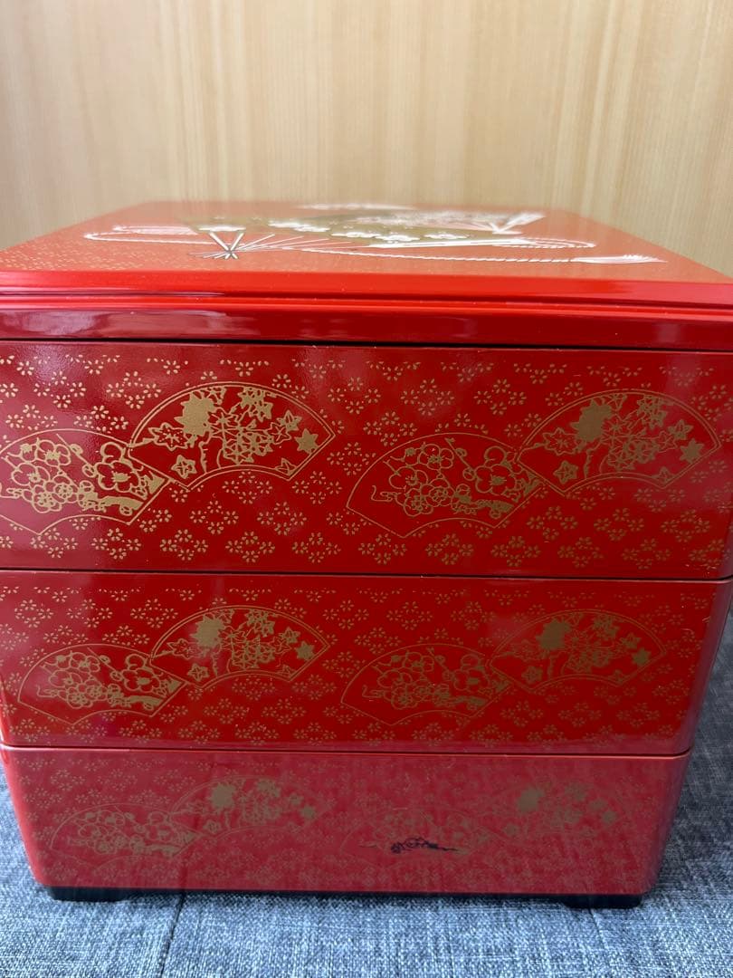 【お値下げ❣️】赤い漆器のお重箱❣️3層 扇子と花の模様　和風　お正月