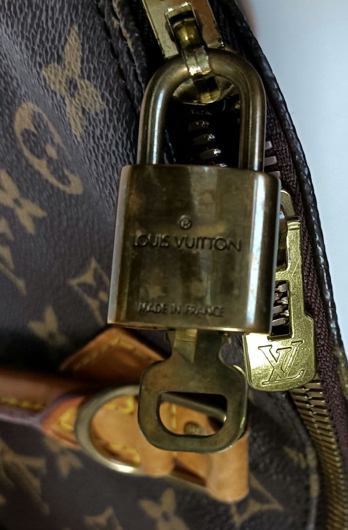 Louis Vuitton paris オールドヴンテージバッグ　鍵付き