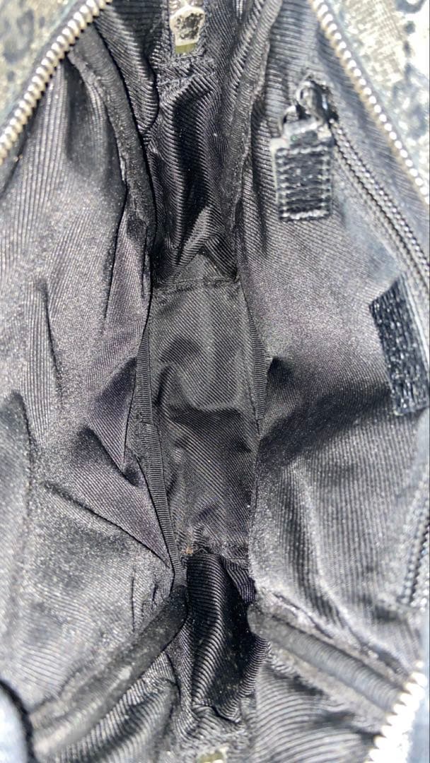 GUCCI ショルダーバッグ　GG柄　キャンバス　黒　斜め掛け　ロゴプレート