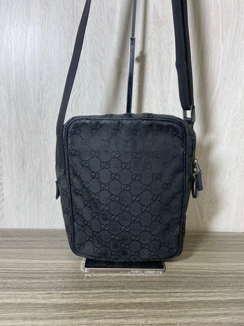 GUCCI ショルダーバッグ　GG柄　キャンバス　黒　斜め掛け　ロゴプレート