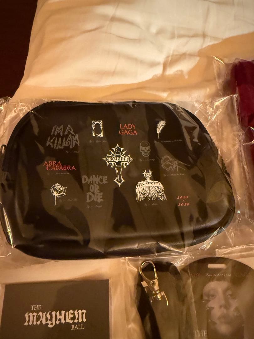 LADY GAGA VIP GOLD MERCH 2026 - メルカリ