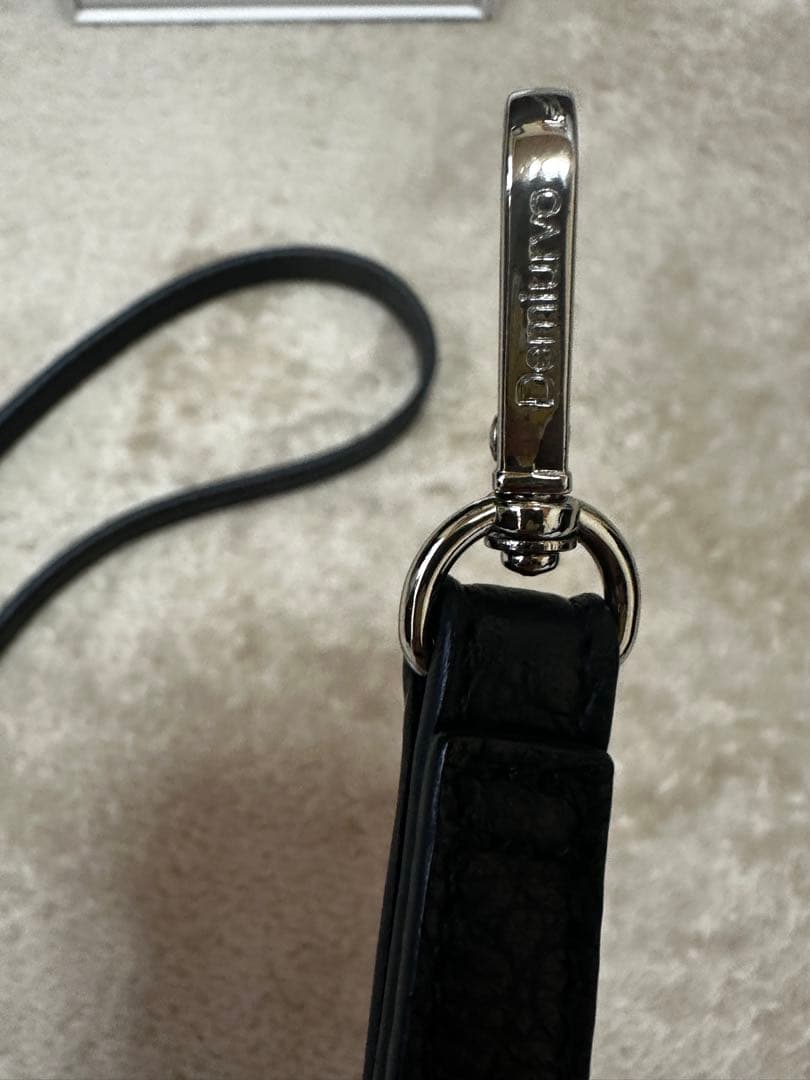 デミュウPOCHE FLAT CROCO iPhone14Pro 、ストラップ デミウ POCHE