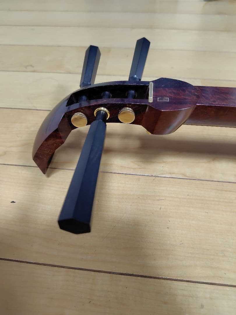 高級三味線太棹 紅木東さわりk9刻印金細 二本溝子持綾杉