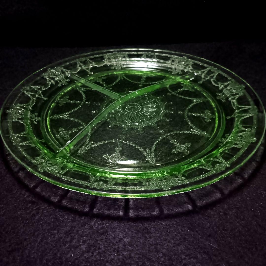 W361-2 昭和レトロ ウランガラス 仕切りランチプレート 古ガラス FF