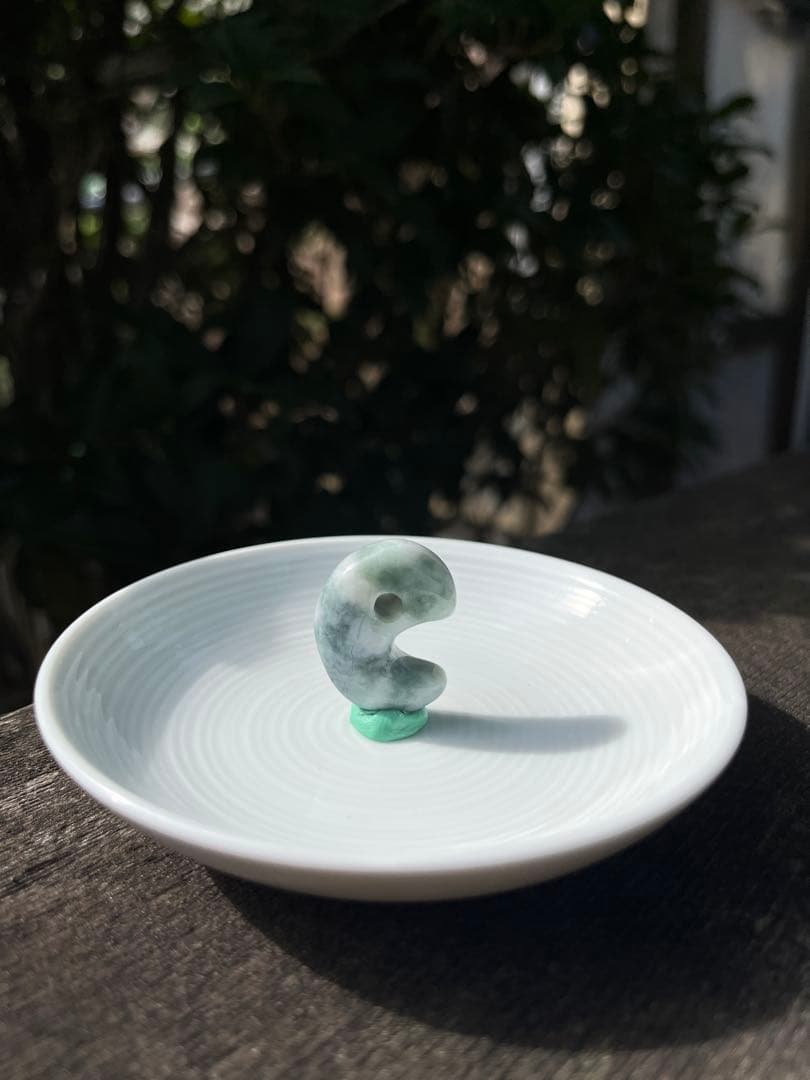 糸魚川翡翠　勾玉　天然石　パワーストーン　日本の国石 糸魚川翡翠 勾玉 4A級 縦約1.6cm 二ノ型 産地証明書 国産 桐箱 付き