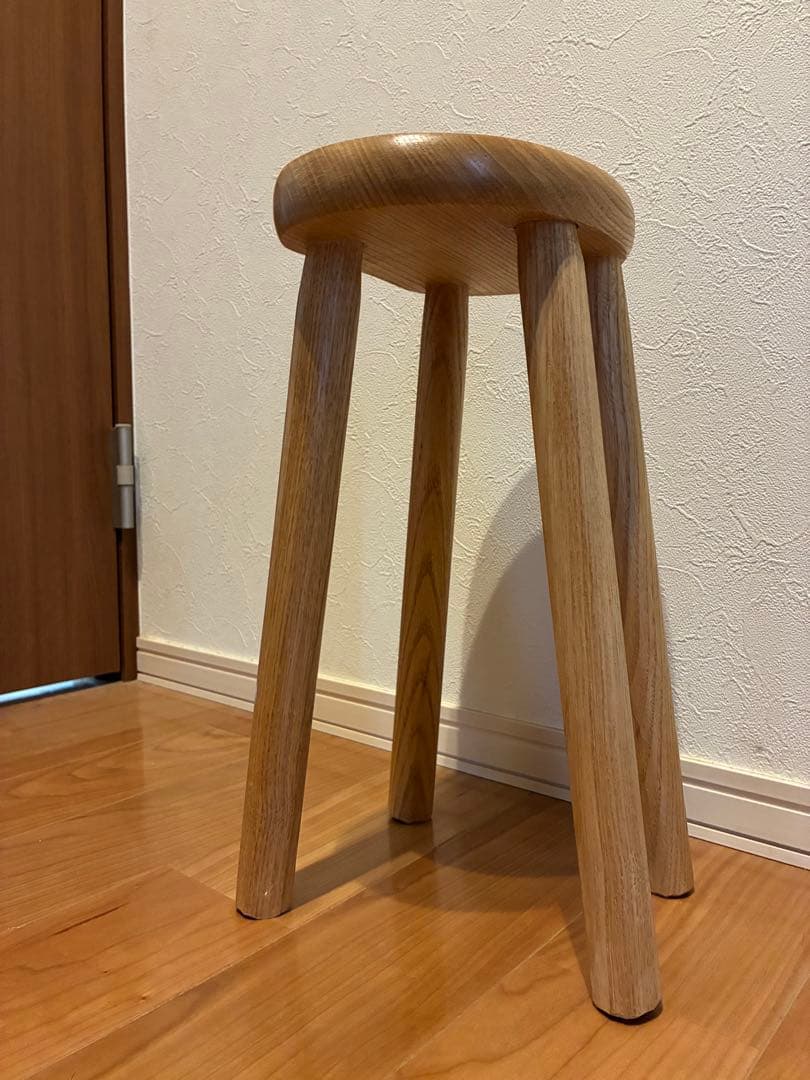 可愛いオコジョて栗のロースツール