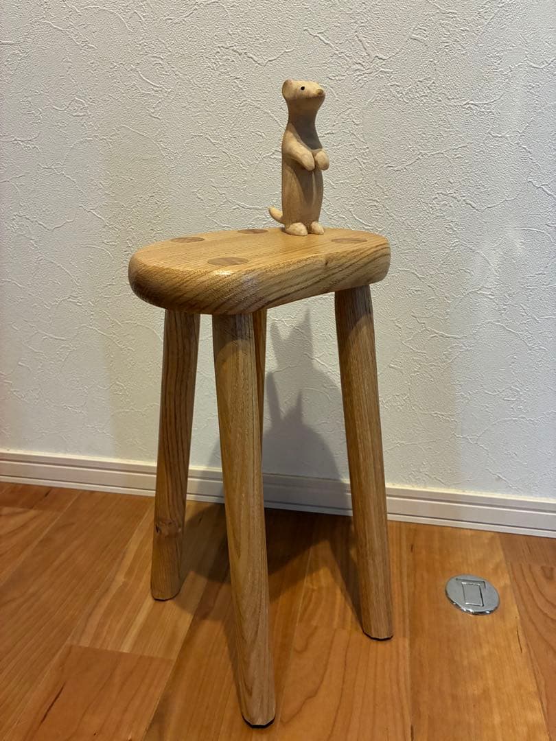 可愛いオコジョて栗のロースツール