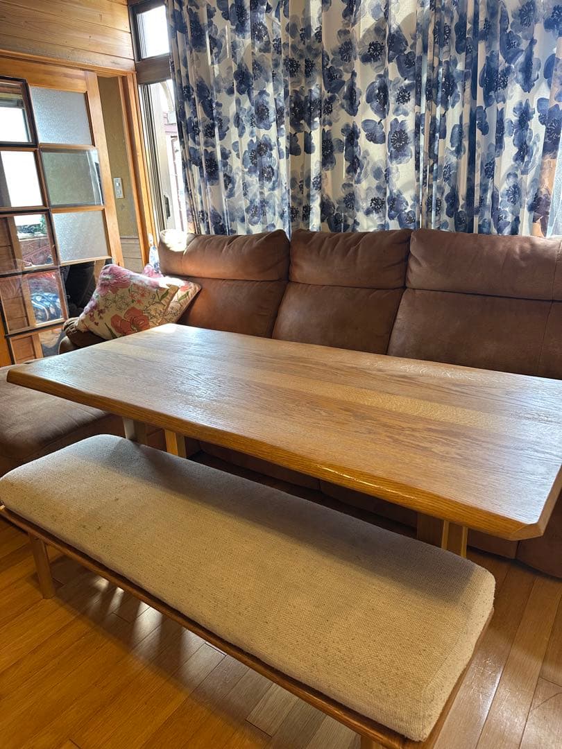 木製ダイニングテーブルとベンチセット