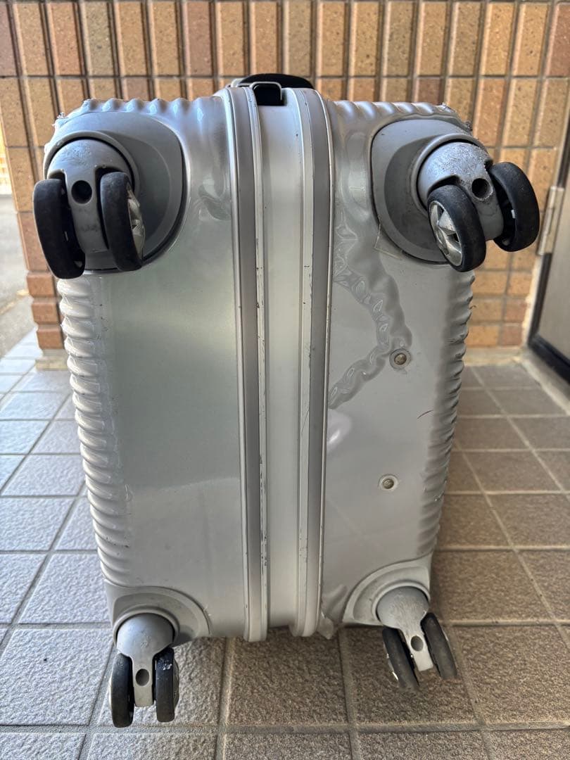 シルバー ストライプ キャリーケース - メルカリ