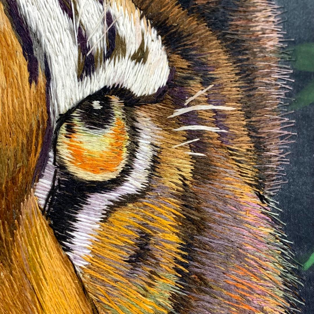 掛軸 荒木秀峰 猛虎 刺繍 共箱 太巻 干支 寅 月 夜 B-7 美術品