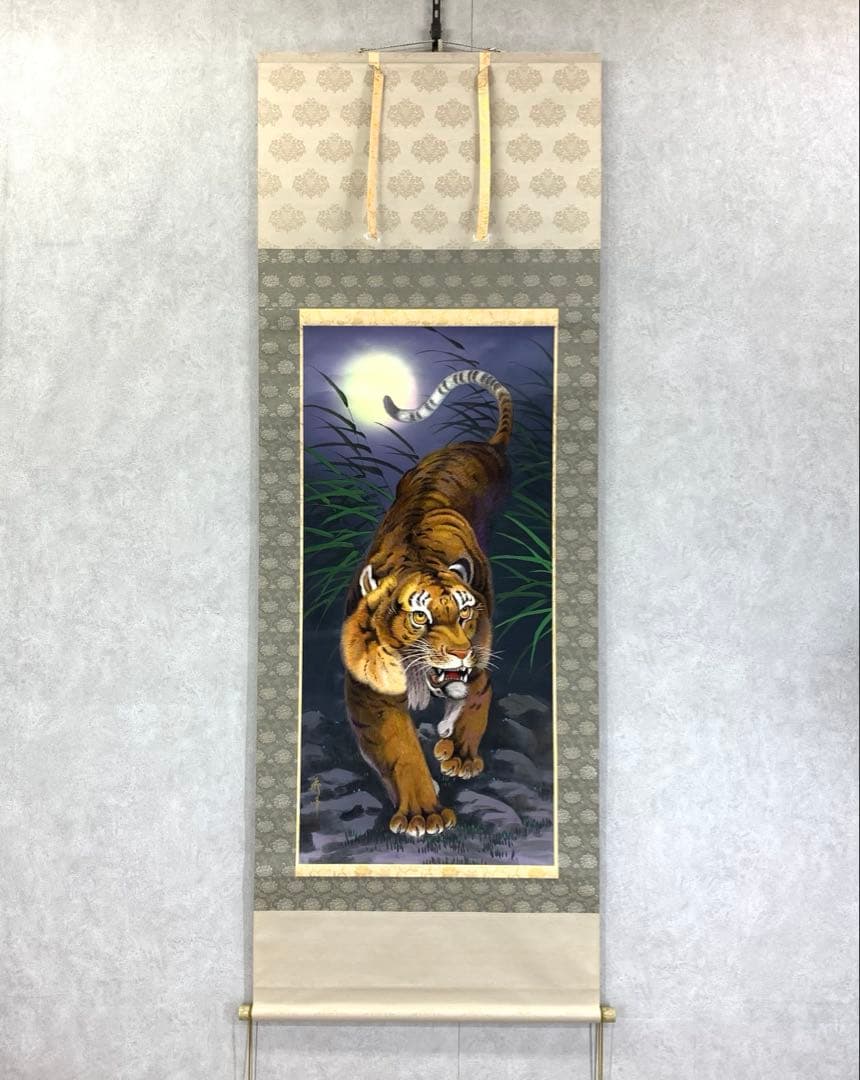 掛軸 荒木秀峰 猛虎 刺繍 共箱 太巻 干支 寅 月 夜 B-7 掛軸 荒木秀峰 猛虎 刺繍 共箱 太巻 干支 寅 月 夜 B-7 美術