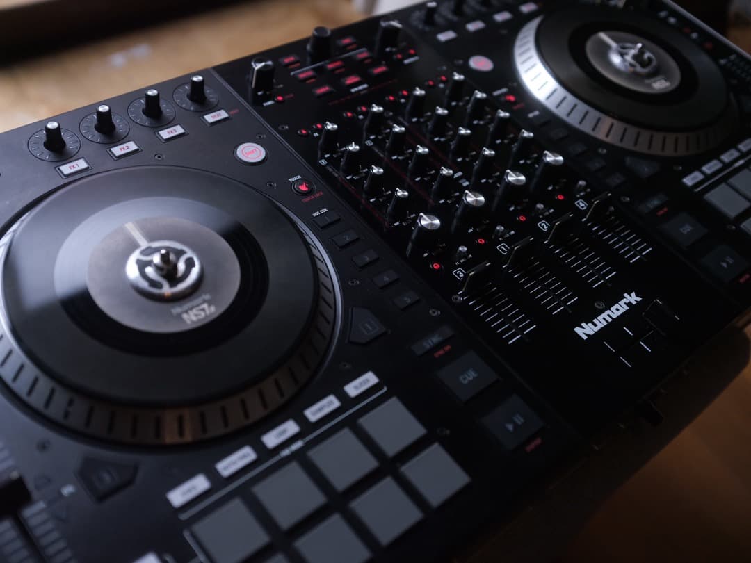 値下げ】Numark NS7 Ⅱ DJコントローラー (プラッター回転自走)