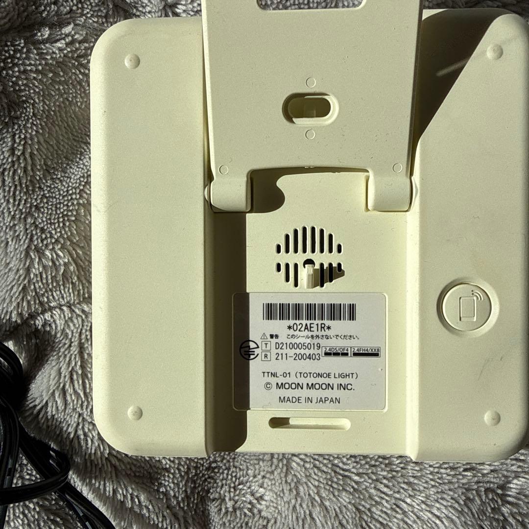 トトノエライト moonmoon デジタル 光 目覚まし 時計 ホワイト - メルカリ