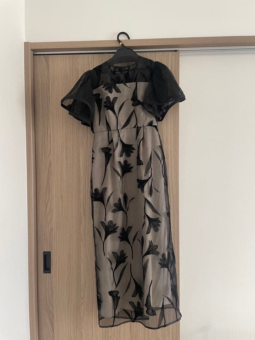 サーキュラースリーブフラワードレス