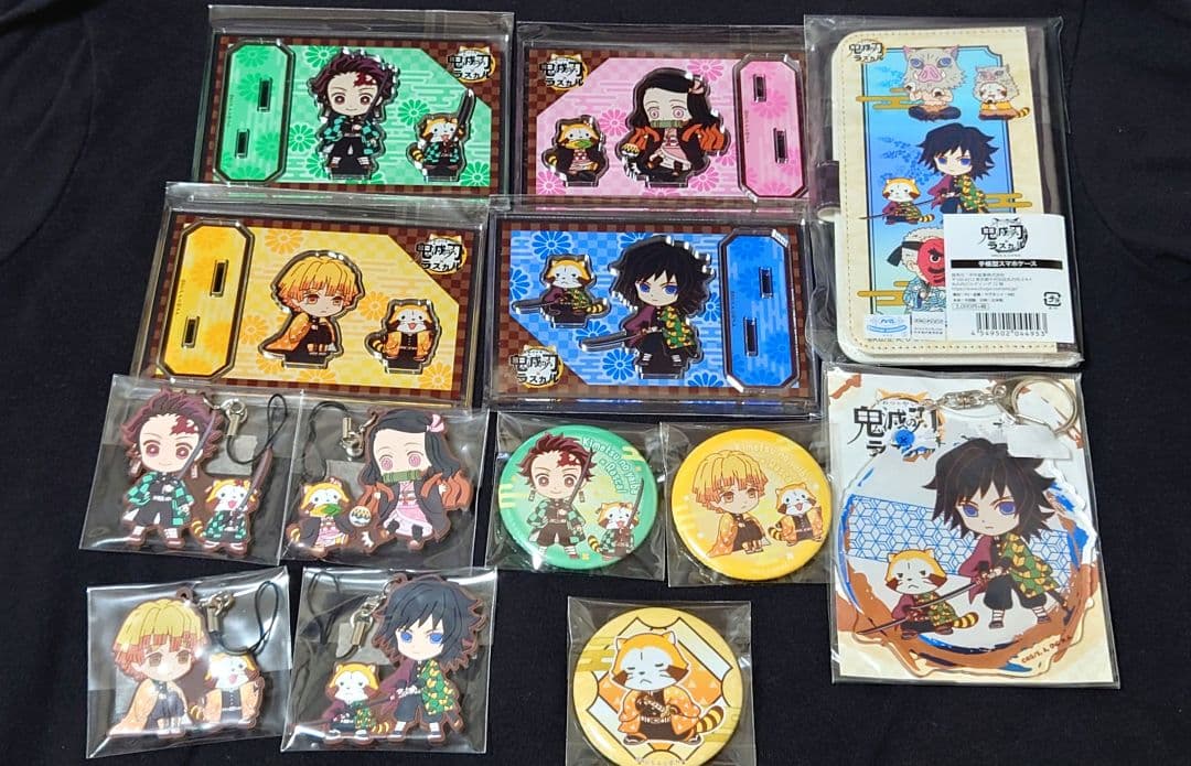 鬼滅の刃 ラスカル アクリルスタンド 缶バッジ ラバーストラップ