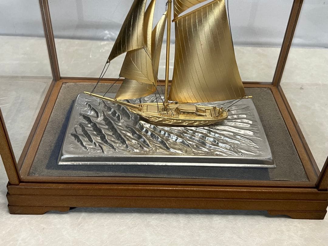 金属製 小型帆船模型 帆船 ヨット木枠ガラスケース入り