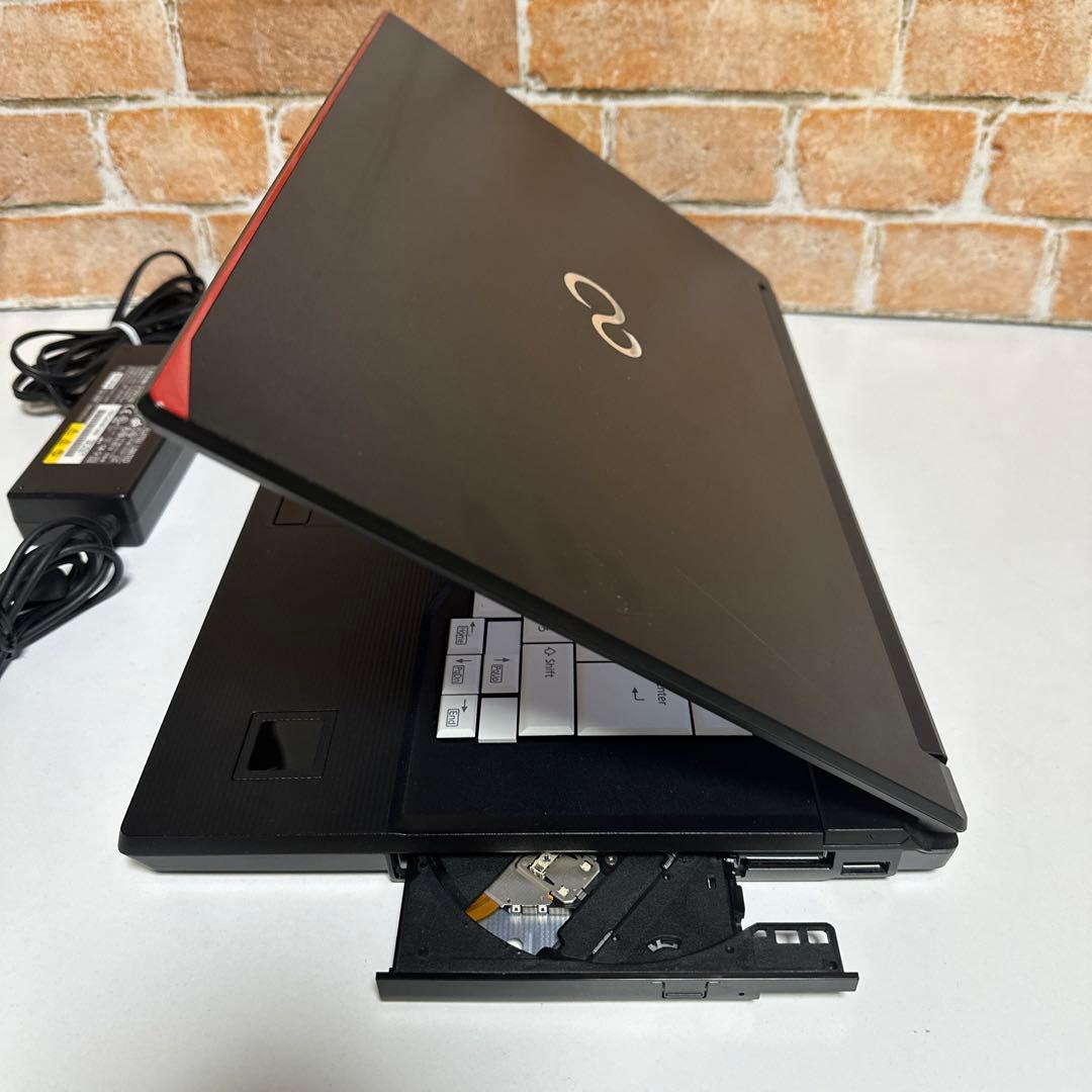 FUJITSUノート PC 高速起動SSD メモリ8GB オフィス2024年入り