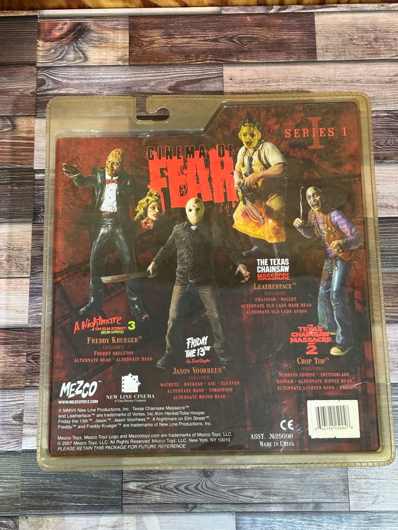 MEZCO Cinema of Fear テキサスチェーンソー 2体セット