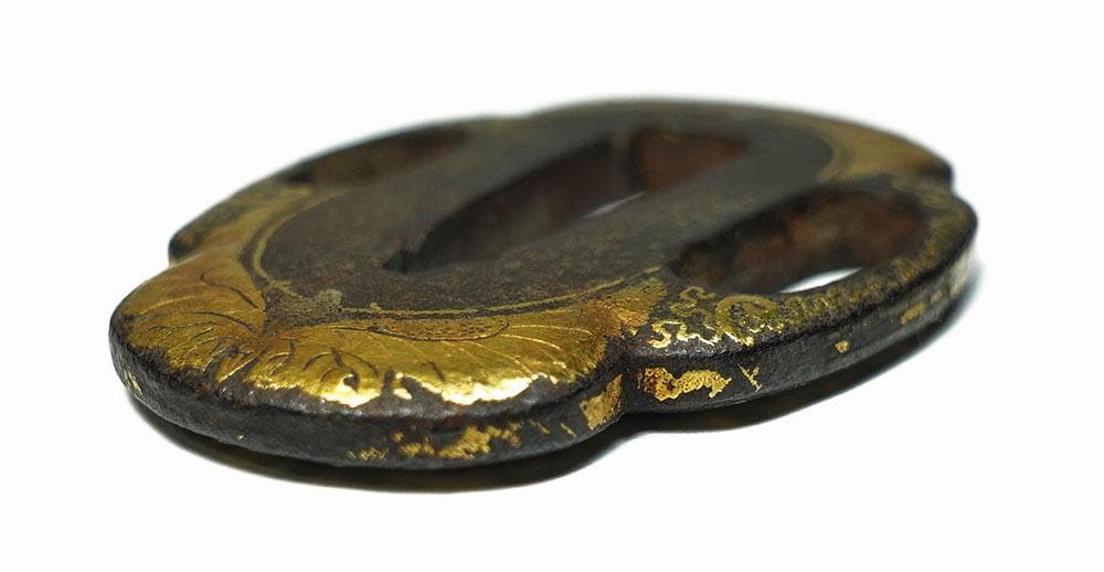 肥後の喰出鐔　鉄地木瓜形蝶唐草文鐔　肥後金工　両櫃孔　毛彫　金象嵌　はみだし