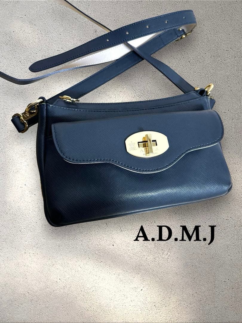 未使用級⭐︎A.D.M.J. レザー ショルダーバッグ　ターンロック 金具ネイビー