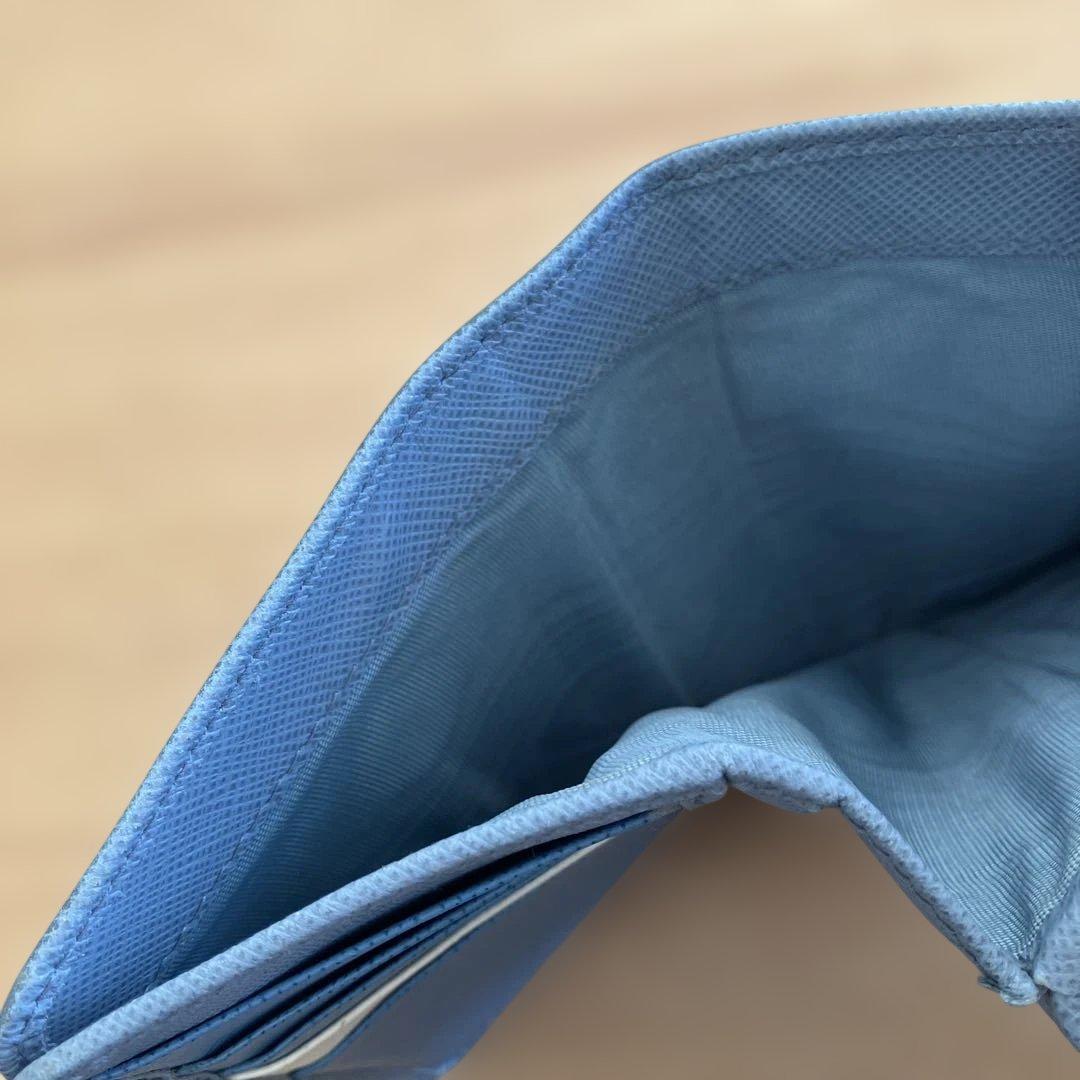 中古品・PRADA サフィアーノレザー 二つ折り財布 ブルー