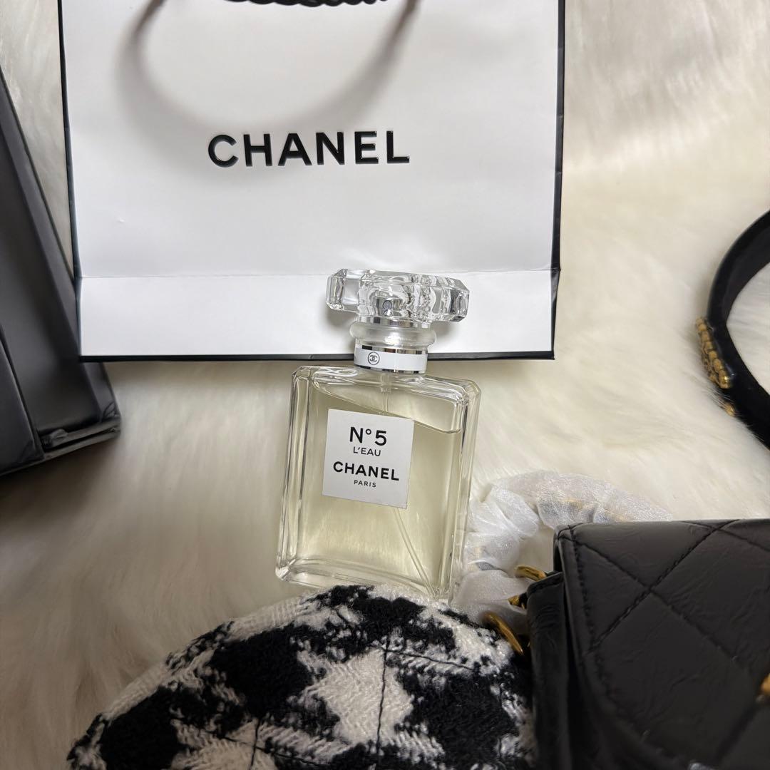 CHANEL ノベルティ　スマホショルダー＆ケース
