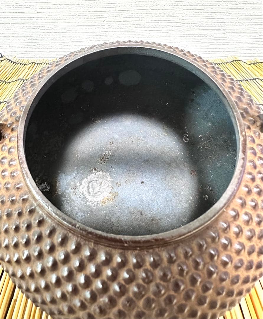 未使用品、長期保管品、栞付　南部三厳堂造　１２型中アラレ　南部鉄瓶　南部鉄器