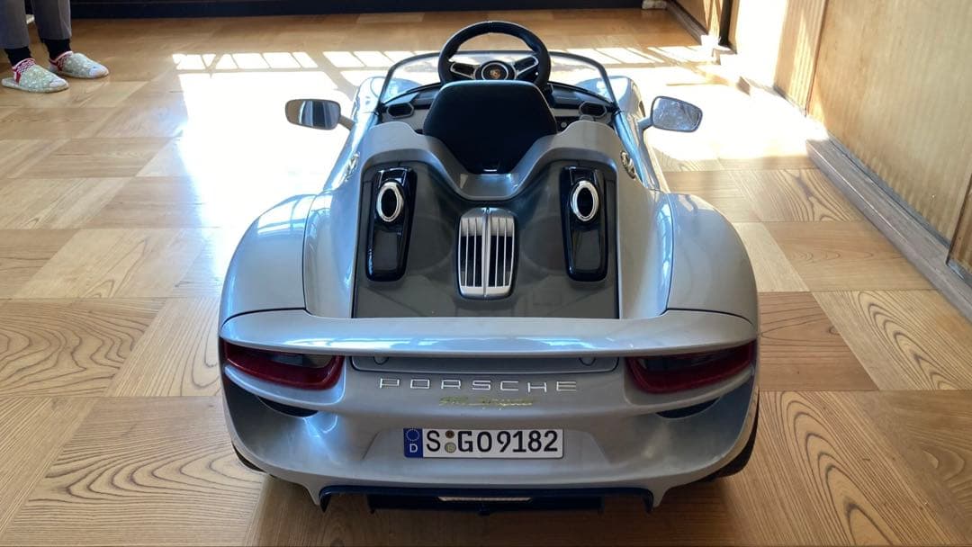 電話　ミニカー　トイザラス　アヴィーゴ　6v ポルシェ918 電動自動車