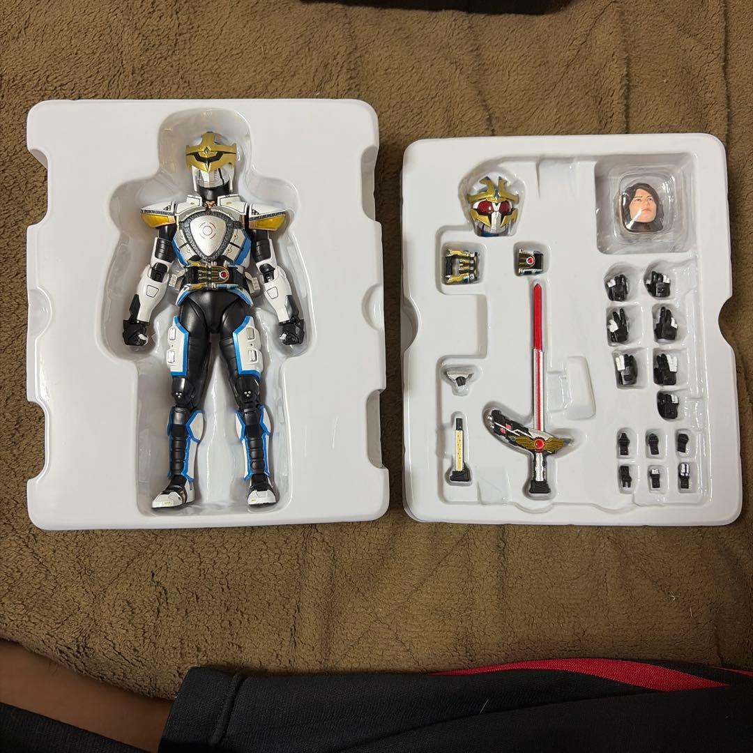 T　S.H.Figuarts（真骨彫製法） 仮面ライダーイクサ