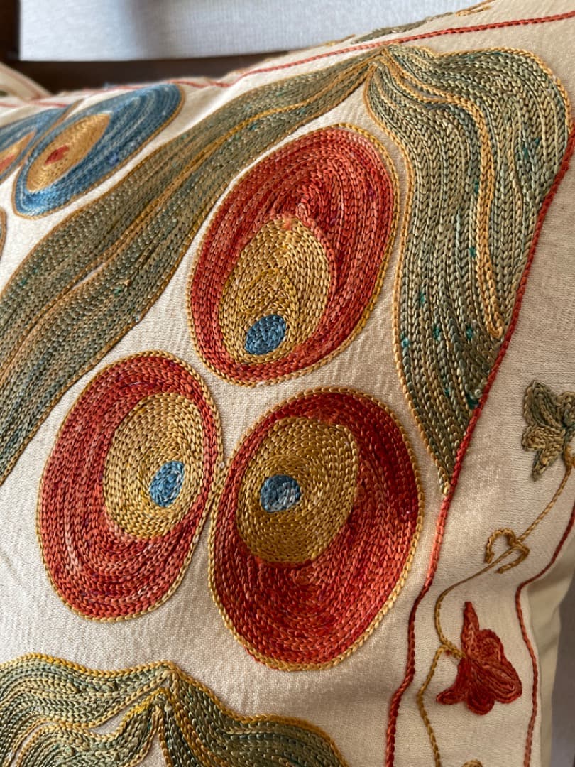 ウズベキスタン伝統刺繍スザニ　シルクonシルク　クッションカバー