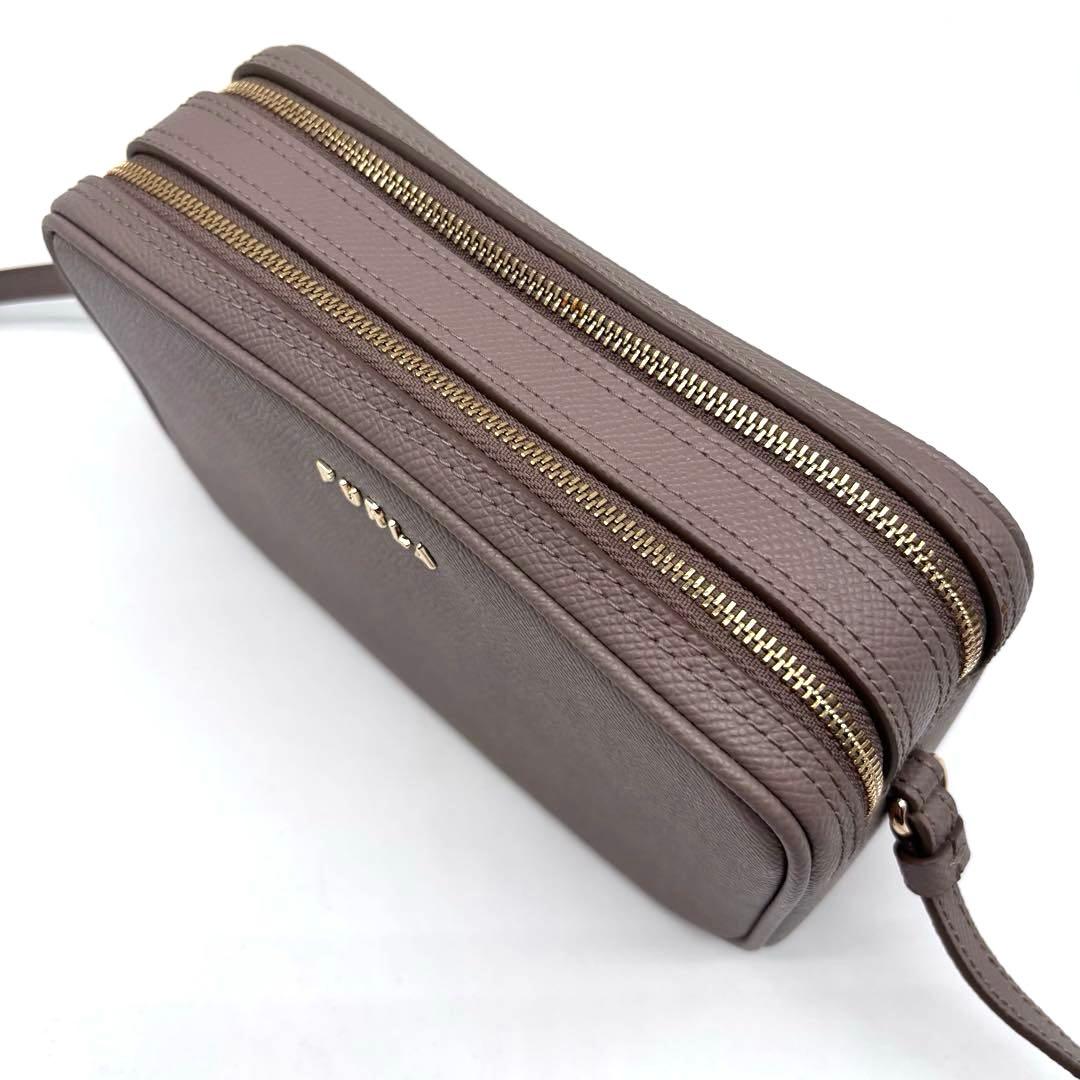 ✨未使用級✨現行ロゴ✨フルラ　カメラバッグ　ショルダーバッグ　リリー　レザー