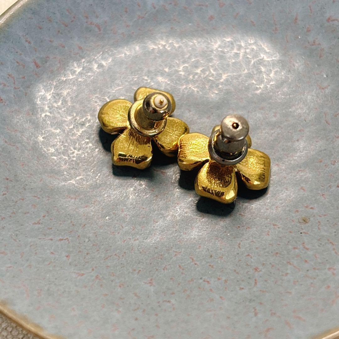 trifariトリファリ ハナミズキ 小さめピアス ホワイト 花