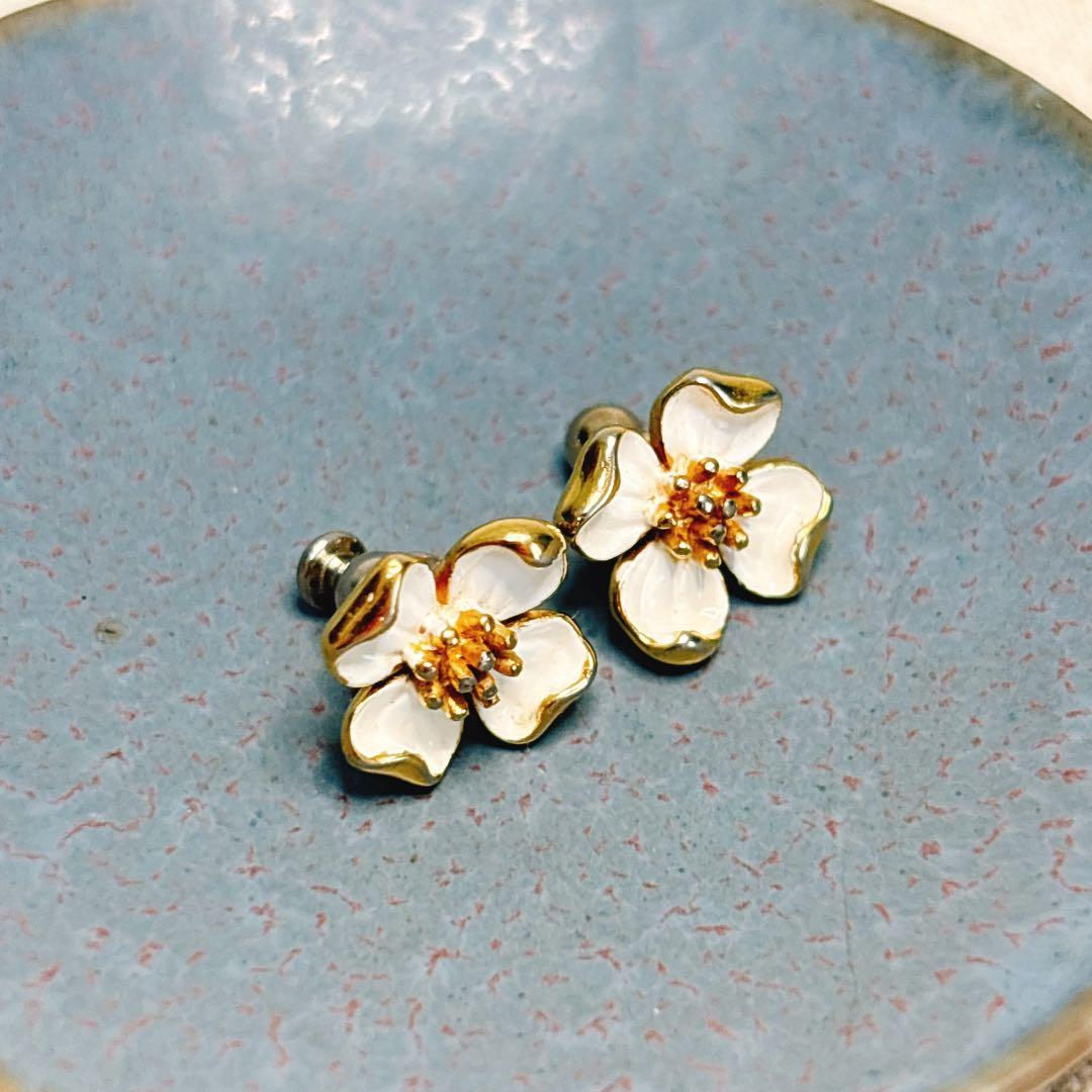 trifariトリファリ ハナミズキ 小さめピアス ホワイト 花