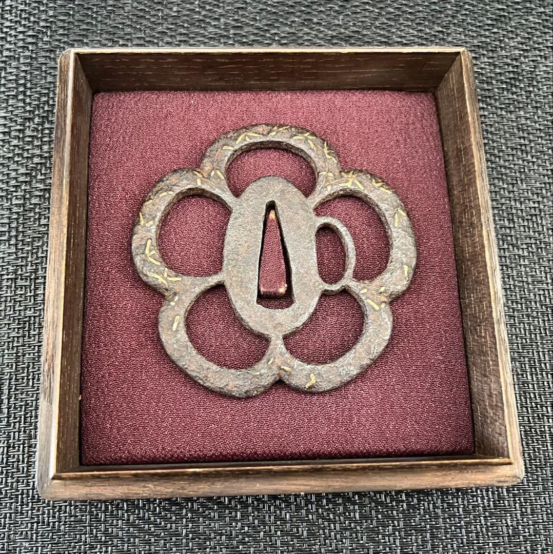 刀装具 木瓜形透かし鍔 鉃地 金象嵌 年代物 アンティーク 箱付き 鍔布団付き